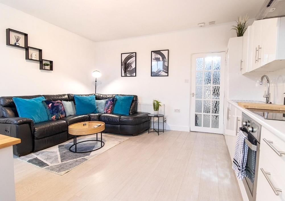 Spacious 3 Bed Apartment, En-Suites, Near Train Station! Watford  Exterior foto