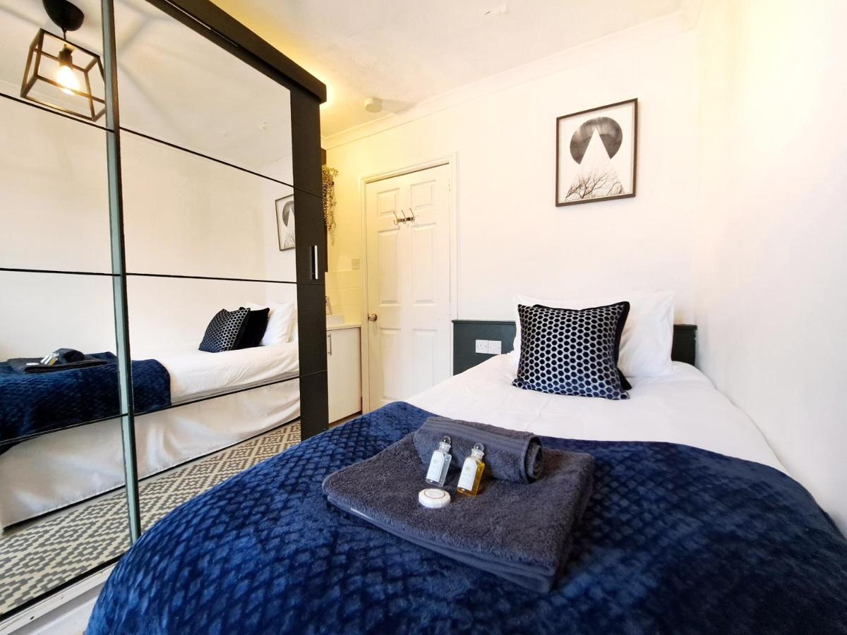 Spacious 3 Bed Apartment, En-Suites, Near Train Station! Watford  Exterior foto